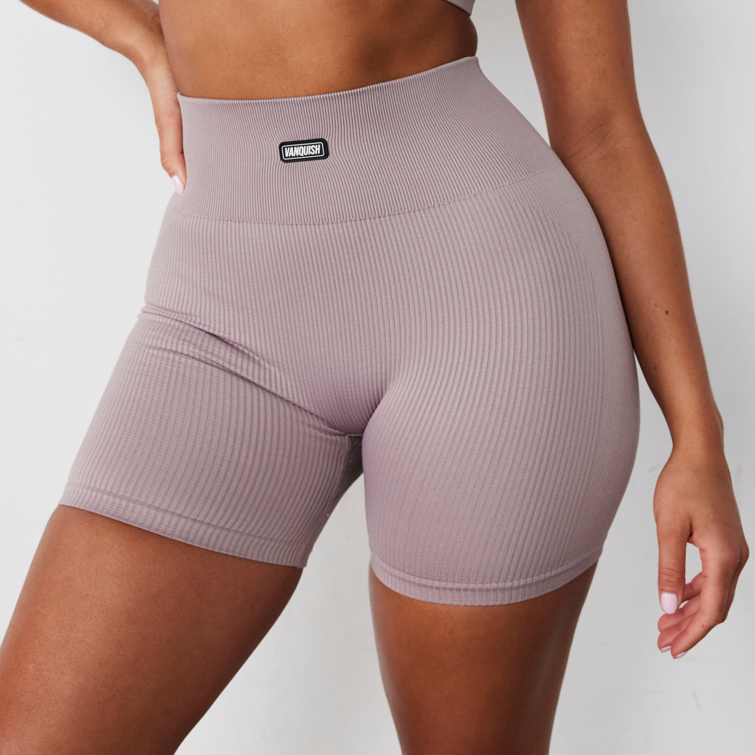 Vanquish – Nahtlose, gerippte Shorts in Rosa