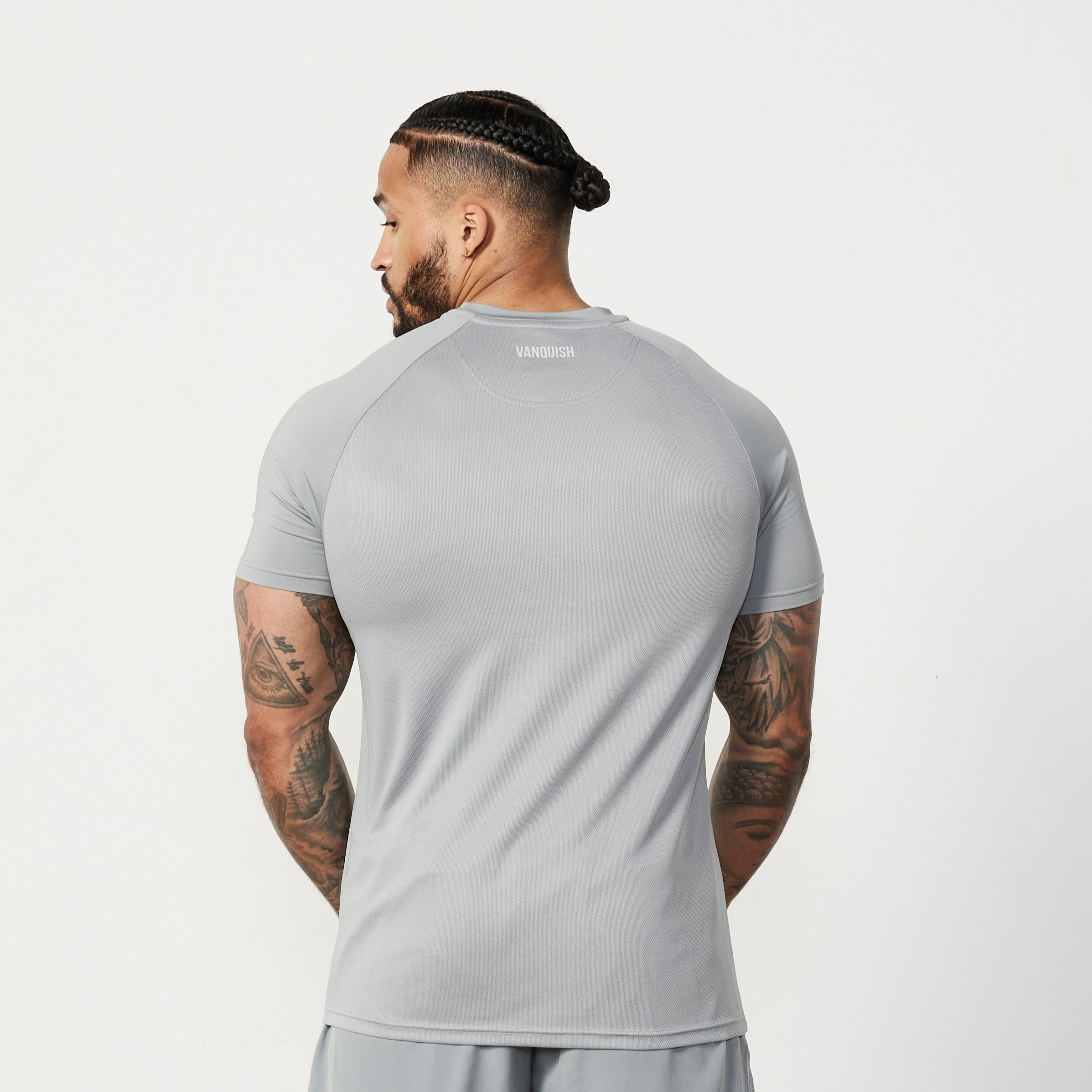 Vanquish Essential Performance-T-Shirt in Stahlgrau mit kurzen Ärmeln