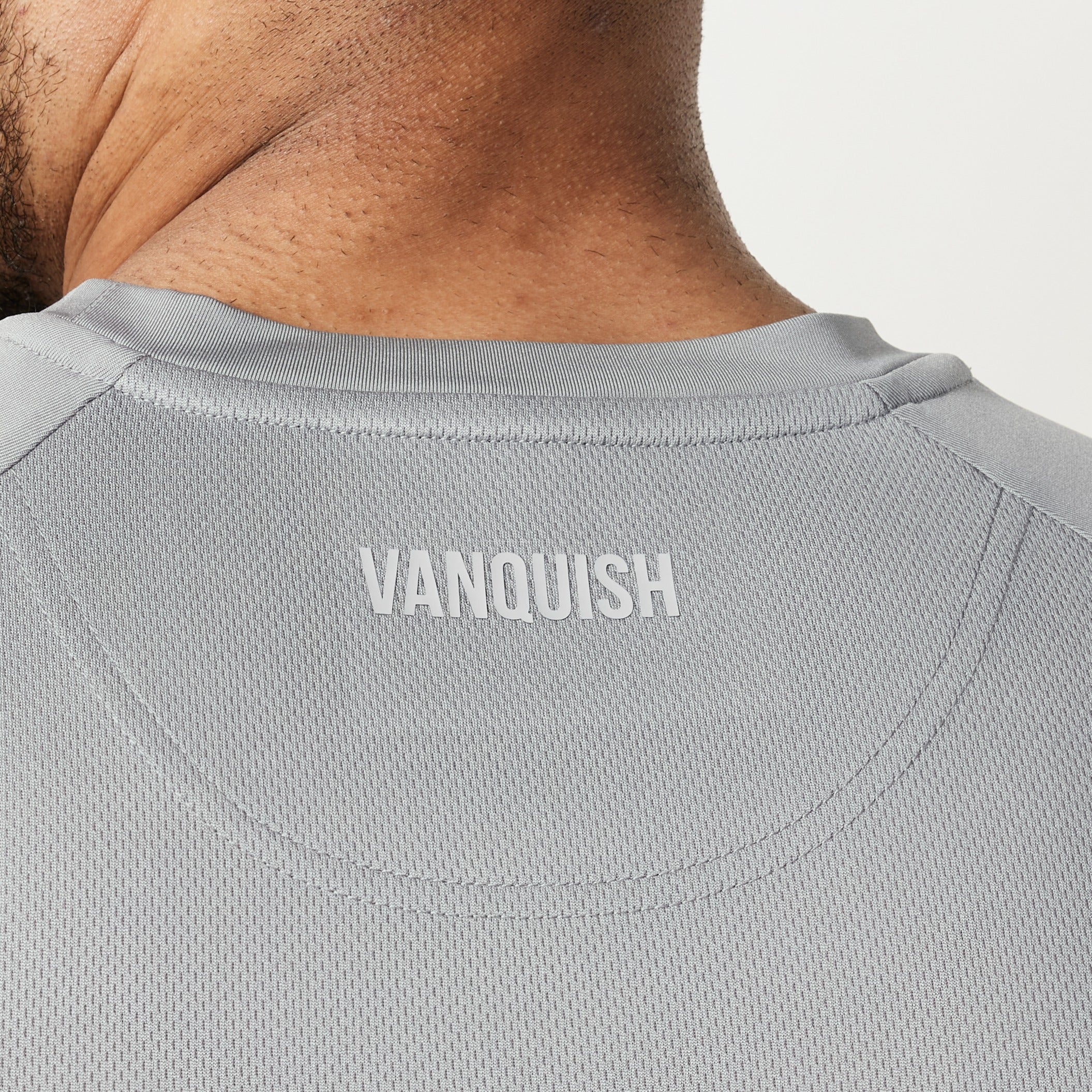Vanquish Essential Performance-T-Shirt in Stahlgrau mit kurzen Ärmeln