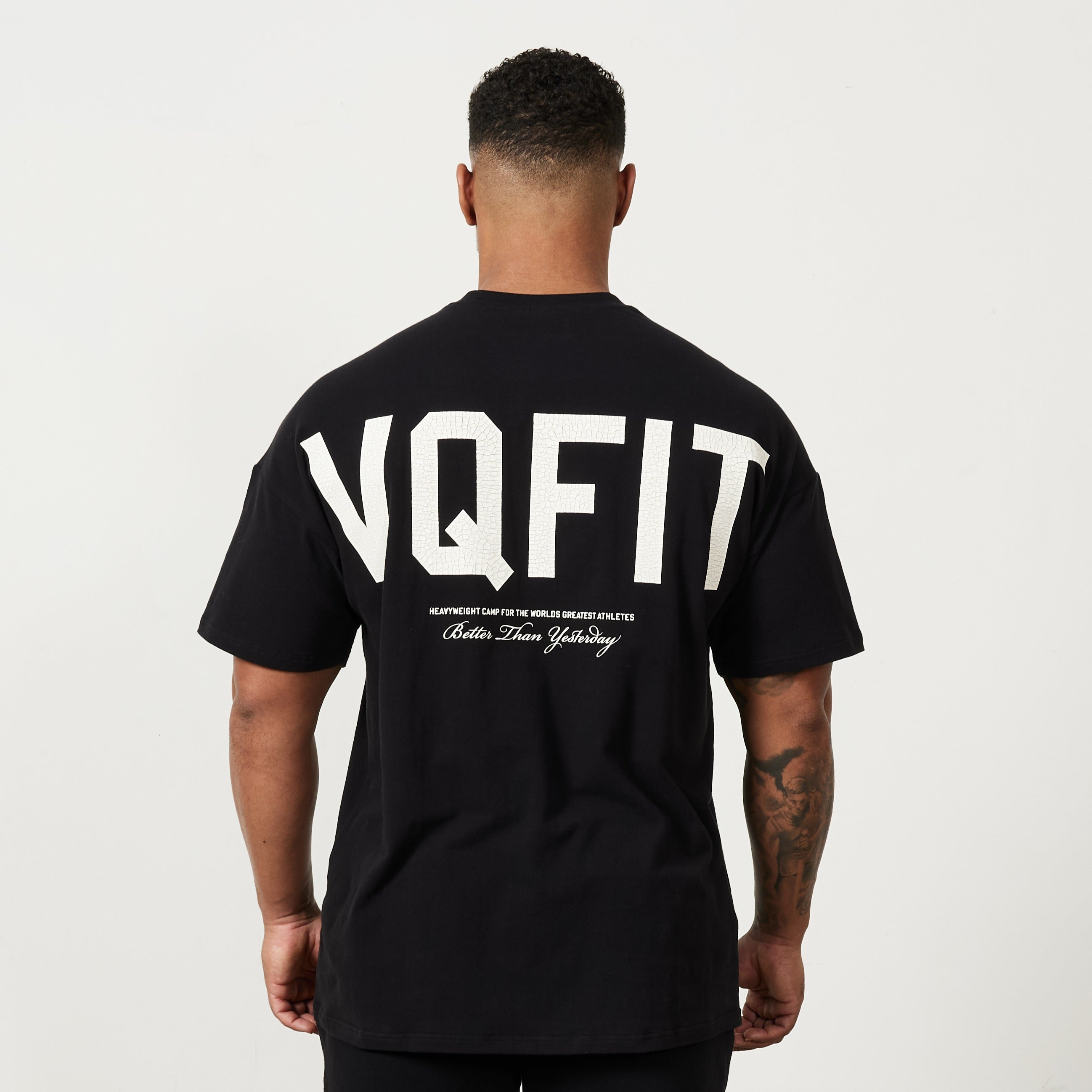 Vanquish – Schwarzes, übergroßes T-Shirt mit Distressed-Print „VQFIT“