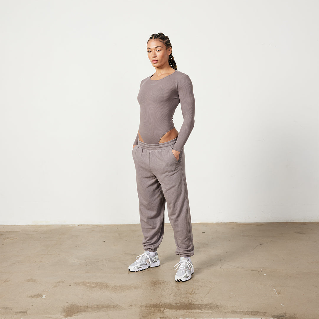 Vanquish Restore – Langärmliger, gerippter Bodysuit in Cinder-Braun