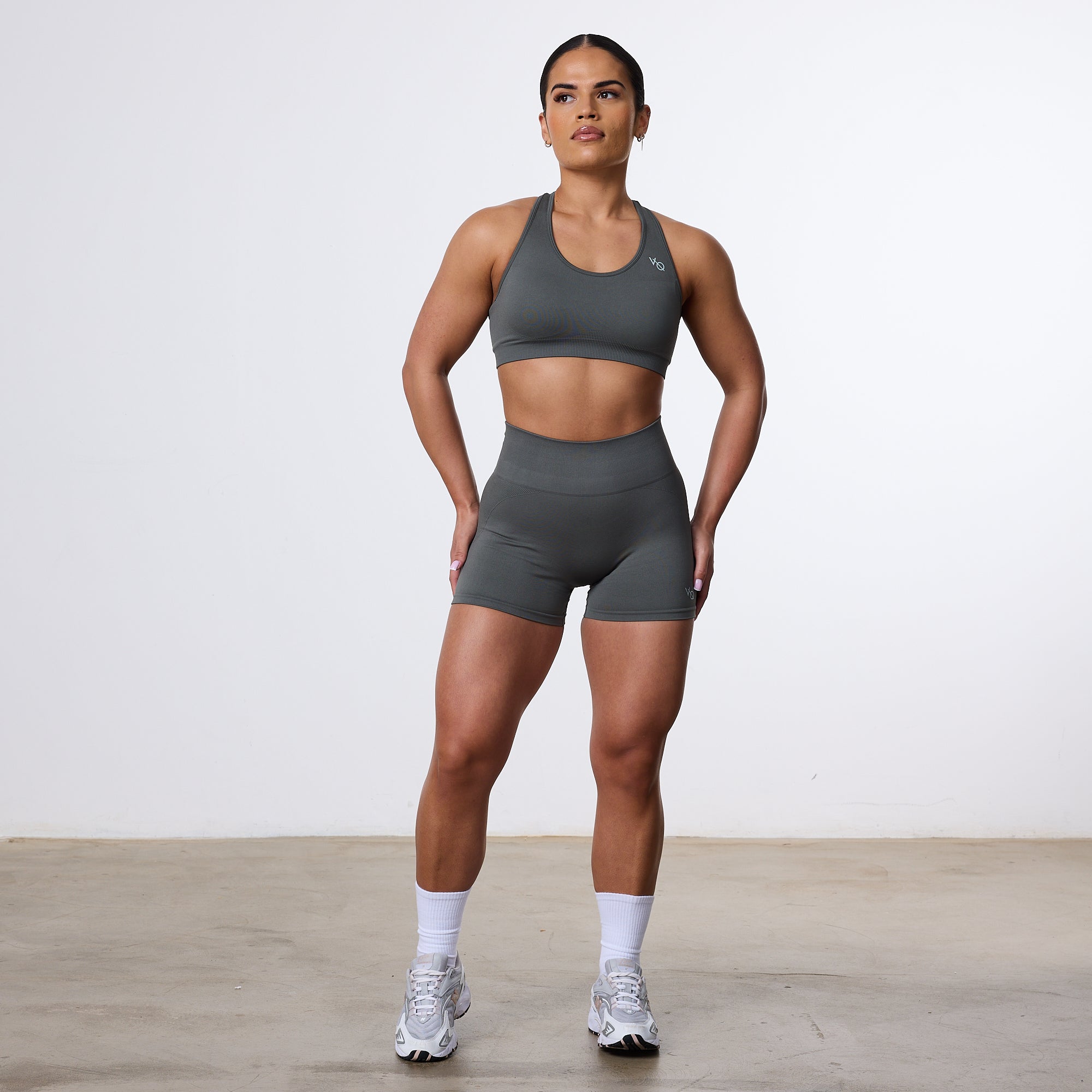 Vanquish – Elevate – Nahtlose Booty-Shorts in Dunkeloliv