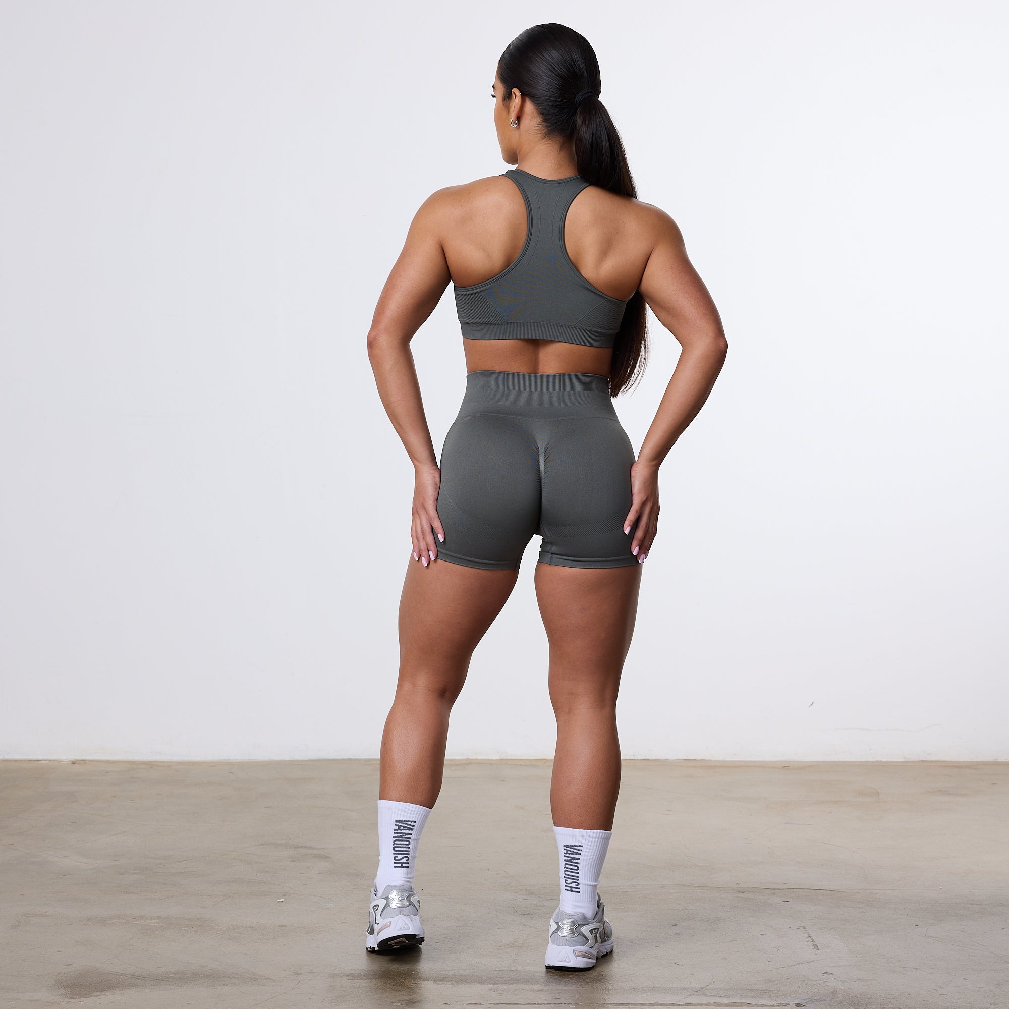 Vanquish – Elevate – Nahtlose Booty-Shorts in Dunkeloliv