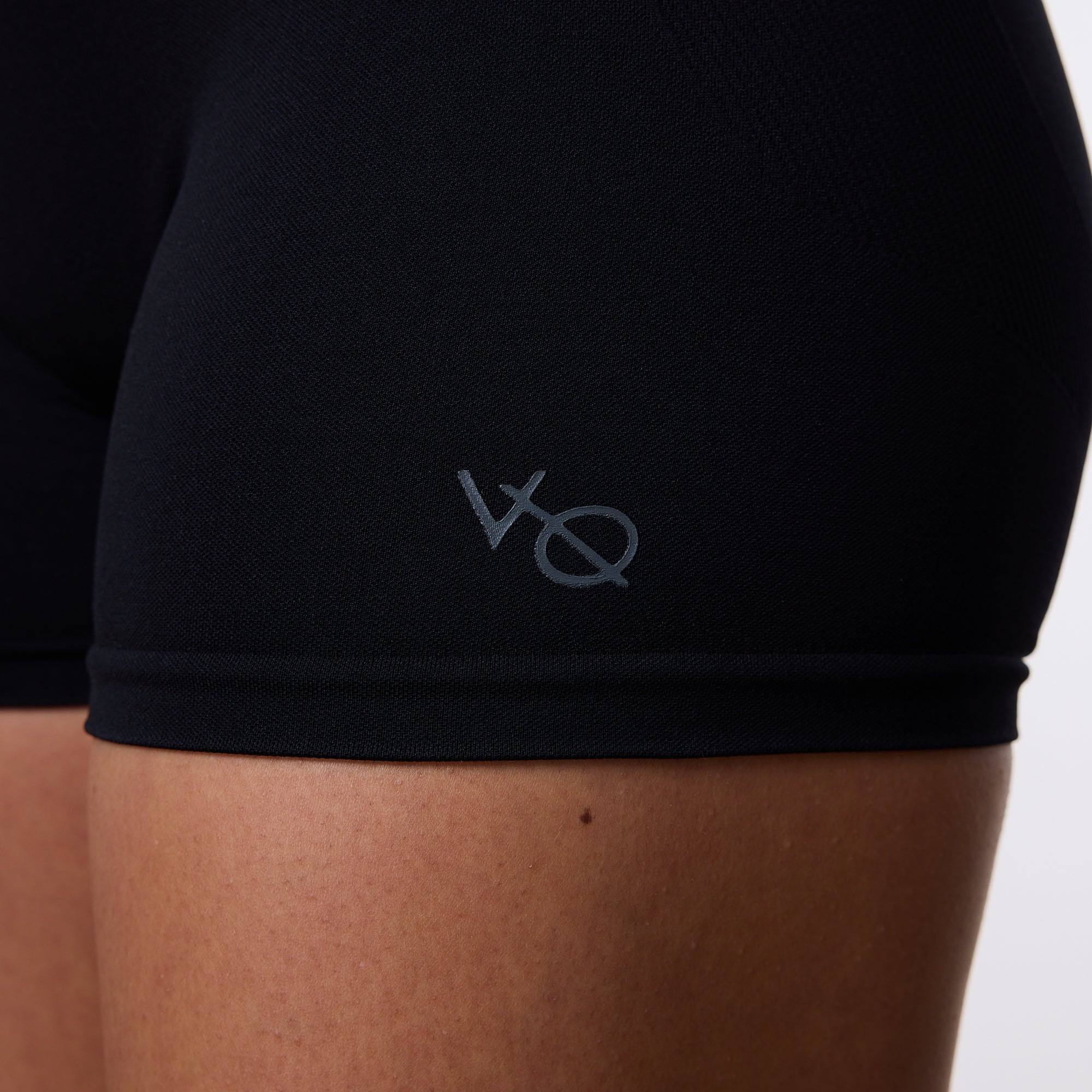 Vanquish – Elevate – Nahtlose Booty-Shorts in Schwarz