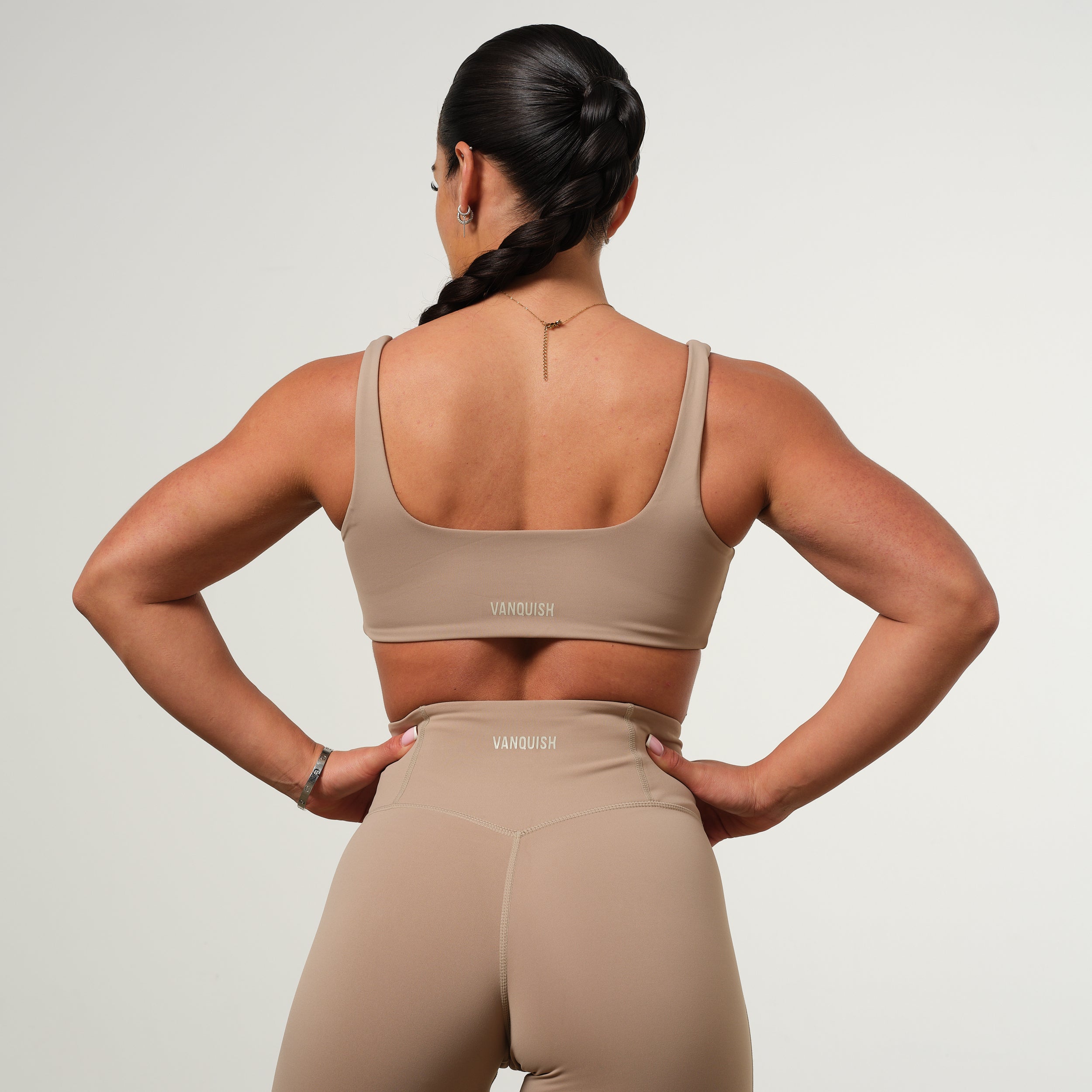 VANQUISH ENHANCE LATTE TWIST FRONT BRA