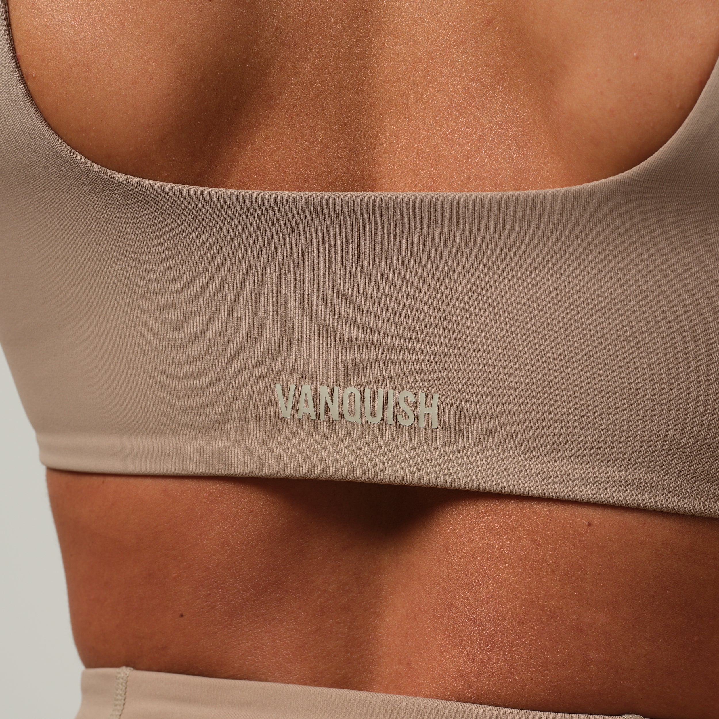 VANQUISH ENHANCE LATTE TWIST FRONT BRA