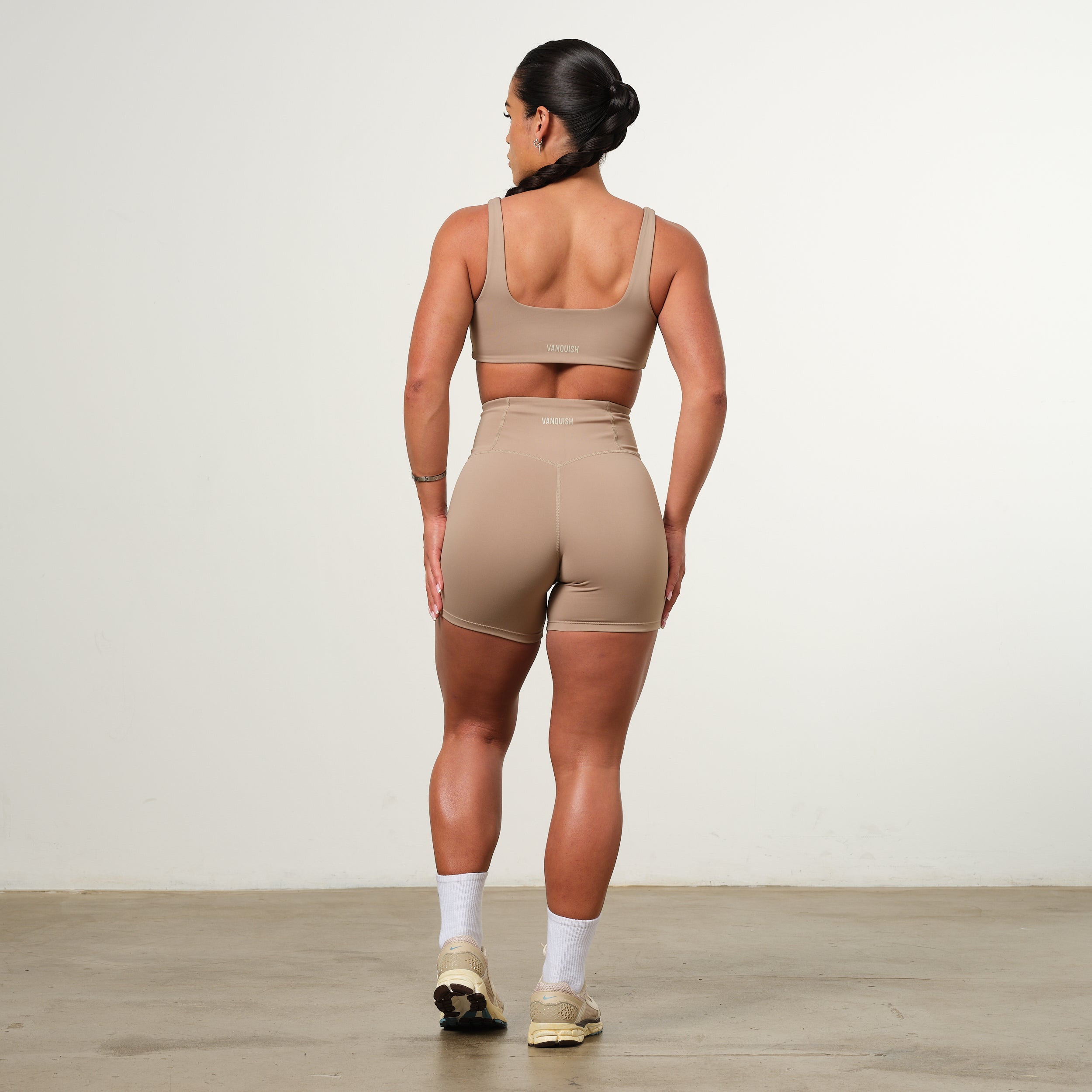VANQUISH ENHANCE LATTE TWIST FRONT BRA