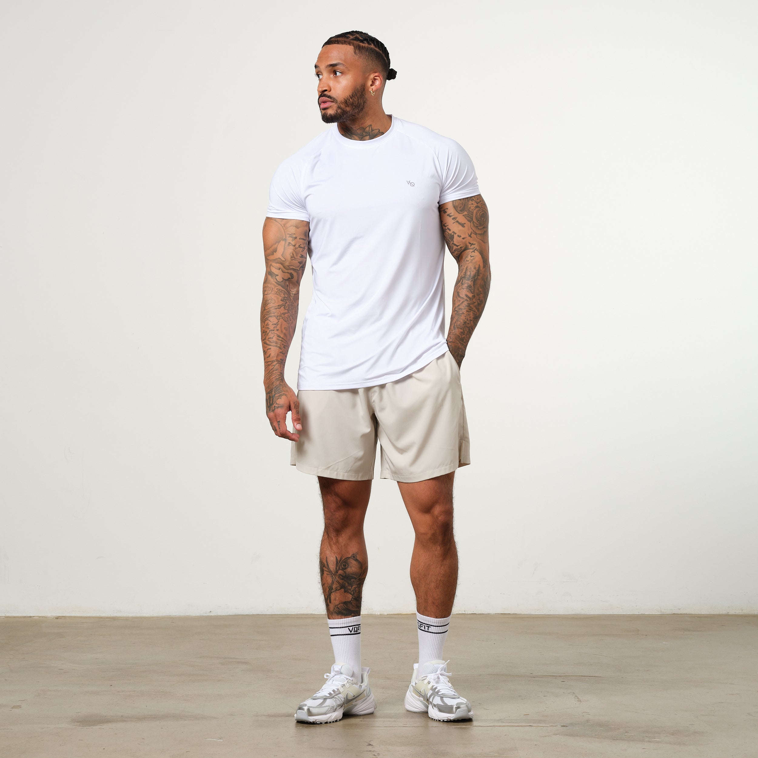 Vanquish Essential Performance-T-Shirt in Weiß mit kurzen Ärmeln