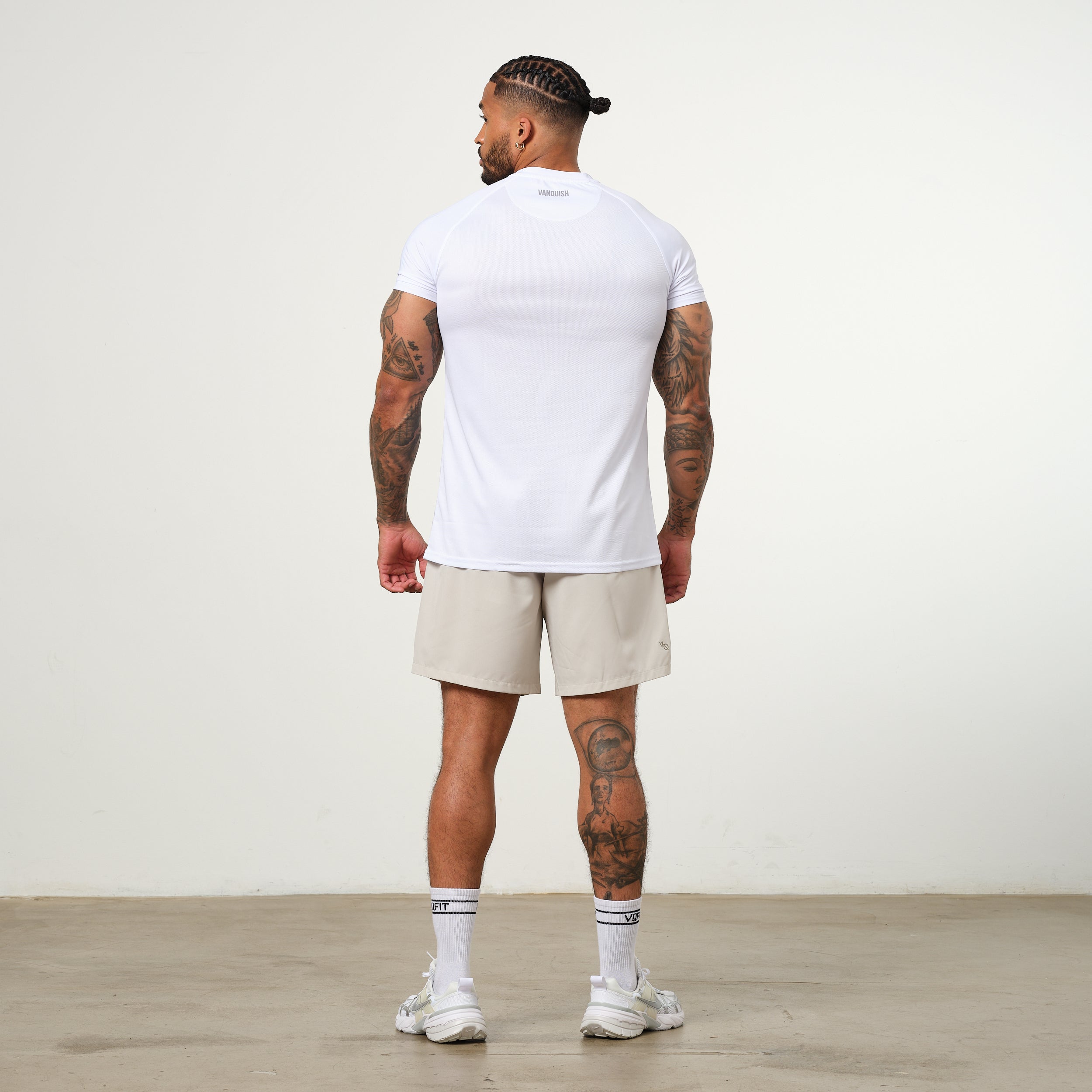 Vanquish Essential Performance-T-Shirt in Weiß mit kurzen Ärmeln