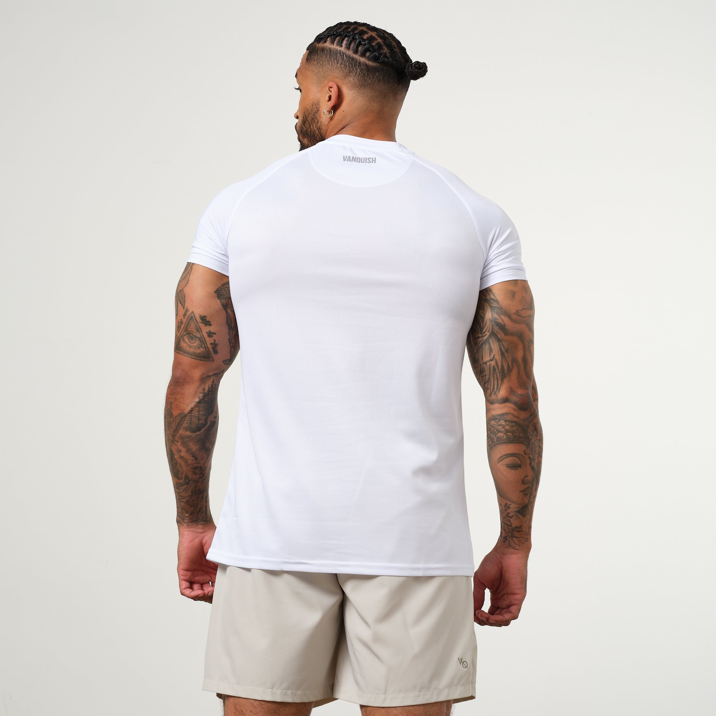 Vanquish Essential Performance-T-Shirt in Weiß mit kurzen Ärmeln