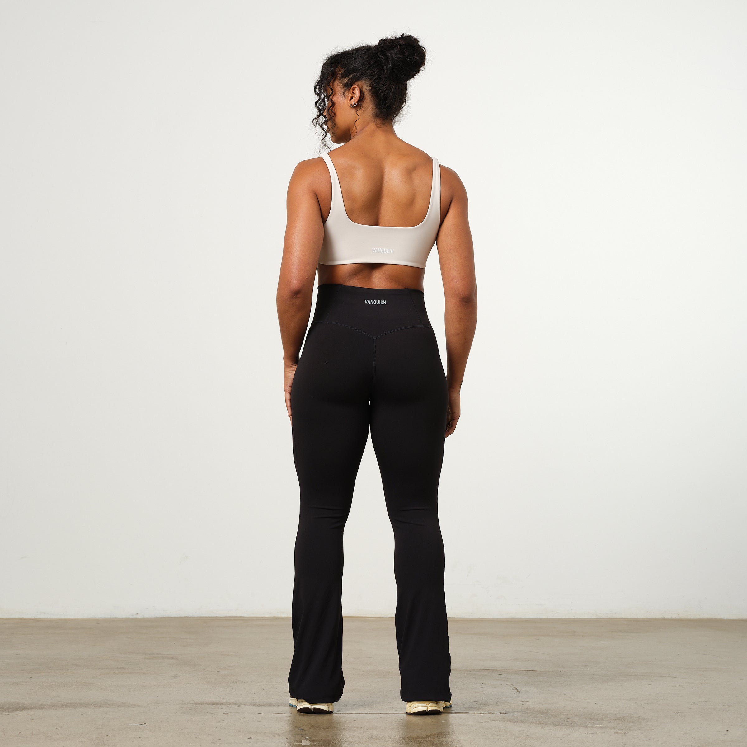 VANQUISH ENHANCE NUDE TWIST FRONT BRA