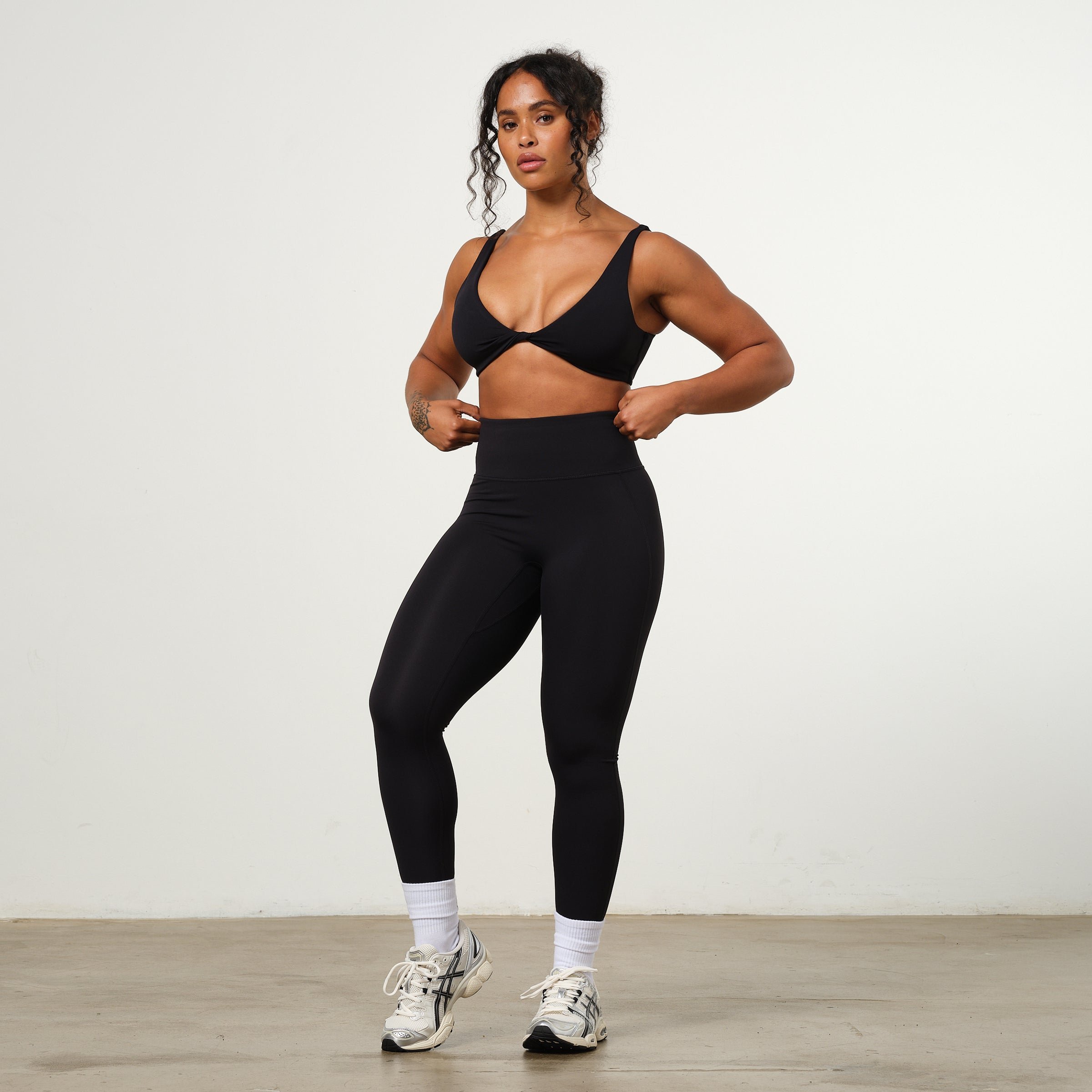 VANQUISH ENHANCE BLACK TWIST FRONT BRA