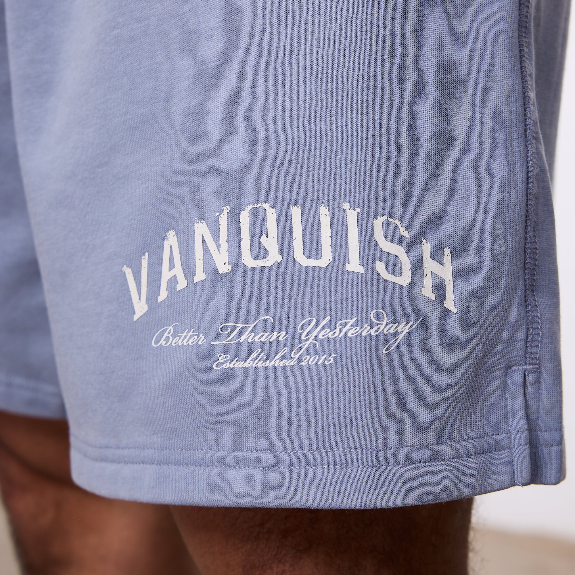 Vanquish – „Better Than Yesterday“-Sweatshorts in verwaschenem Blau