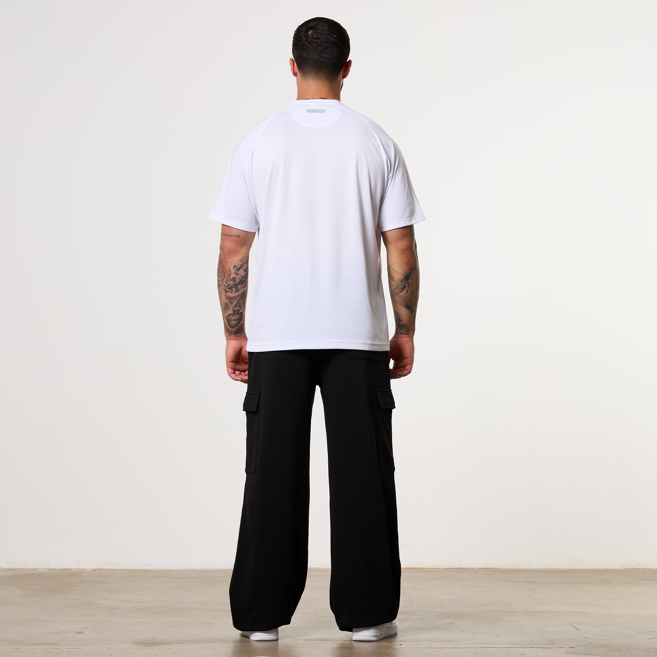 Vanquish – Essential – Übergroßes Performance-T-Shirt in Weiß