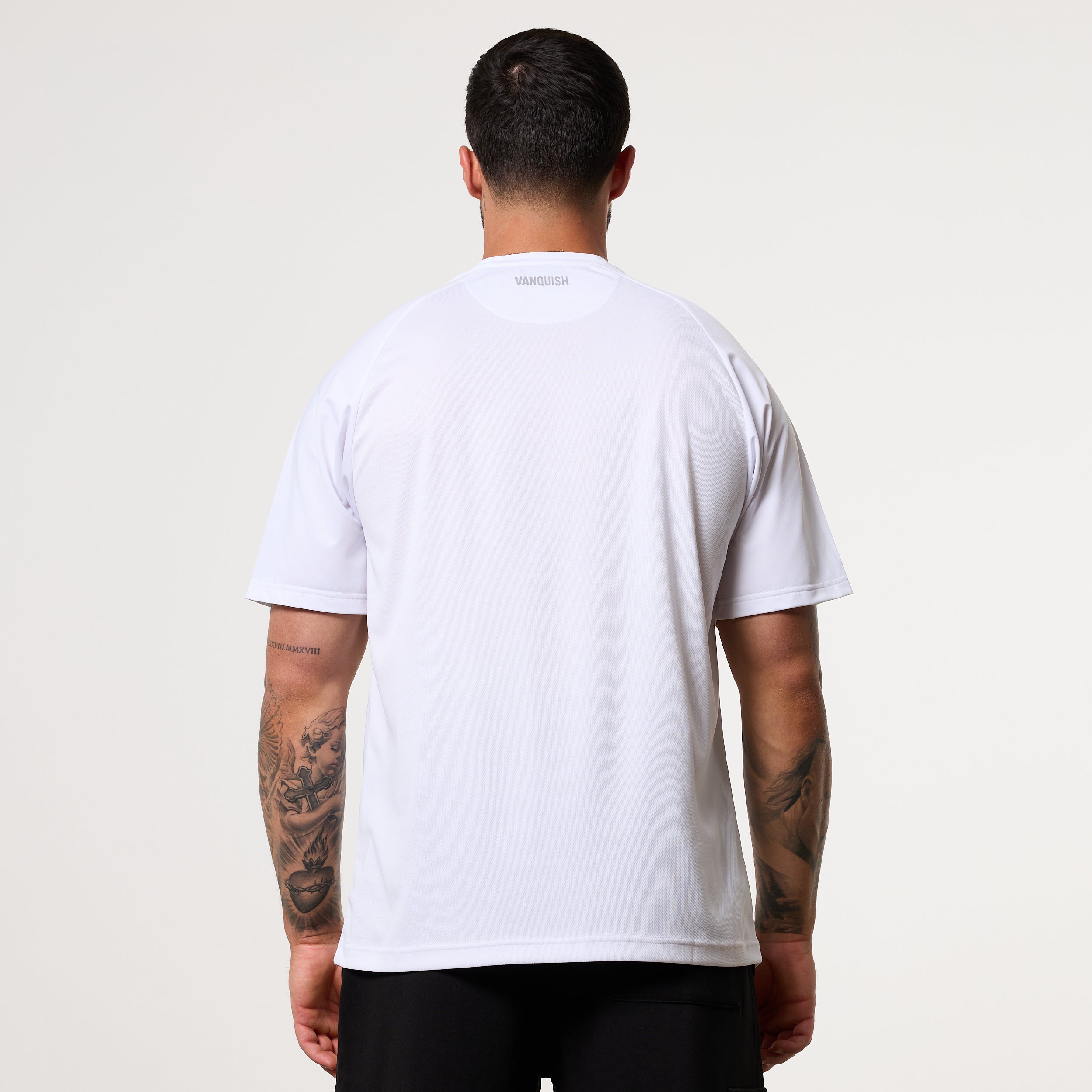 Vanquish – Essential – Übergroßes Performance-T-Shirt in Weiß