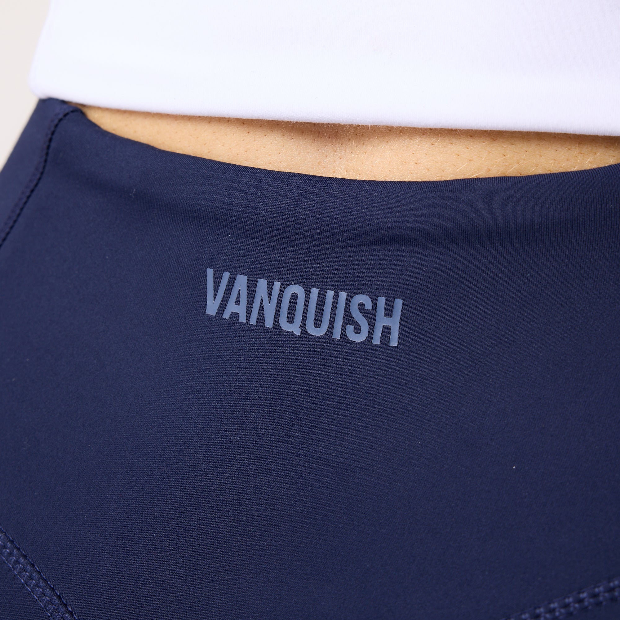 Vanquish Enhance – Gerüschte Shorts in Marineblau