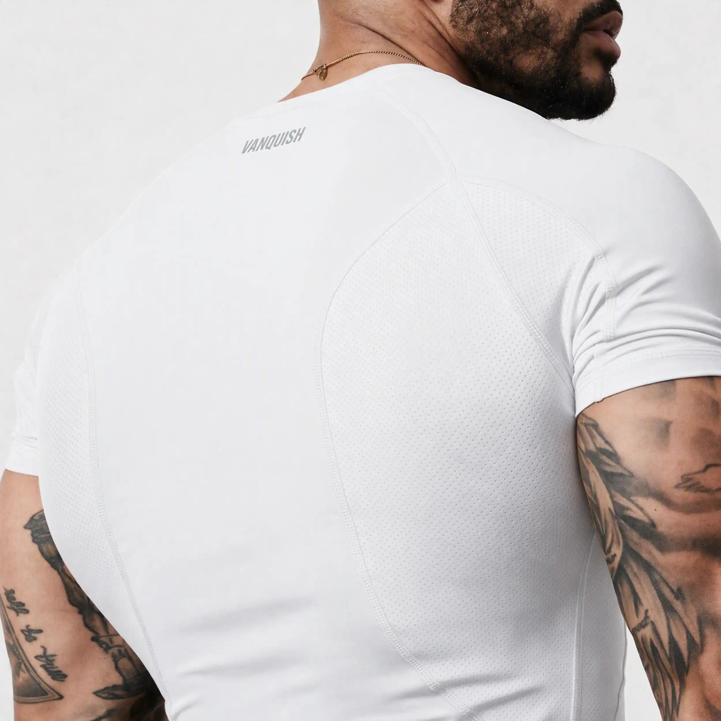 EVOLVE WHITE MUSCLE FIT PERFORMANCE T SHIRT