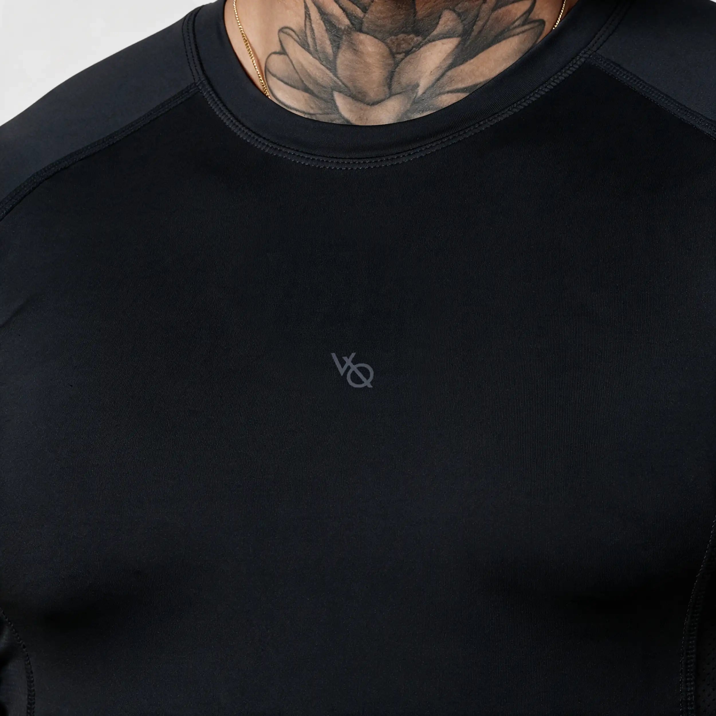 EVOLVE BLACK MUSCLE FIT PERFORMANCE T SHIRT