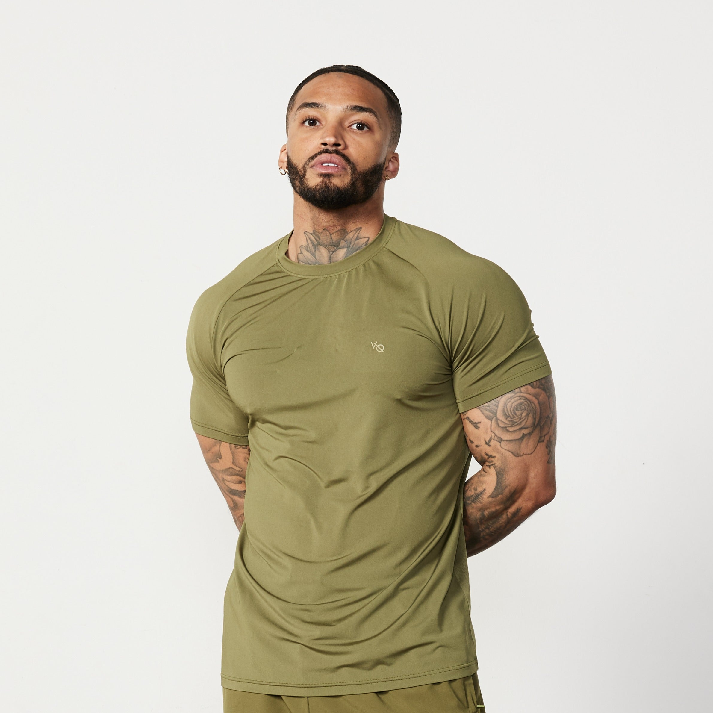 Vanquish Essential Performance-T-Shirt in Olivgrün mit kurzen Ärmeln