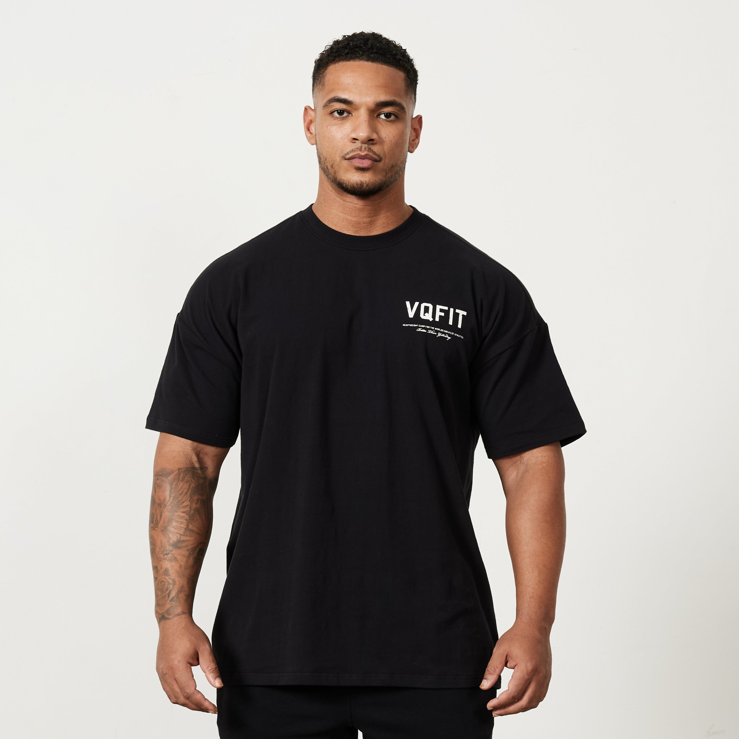 Vanquish – Schwarzes, übergroßes T-Shirt mit Distressed-Print „VQFIT“