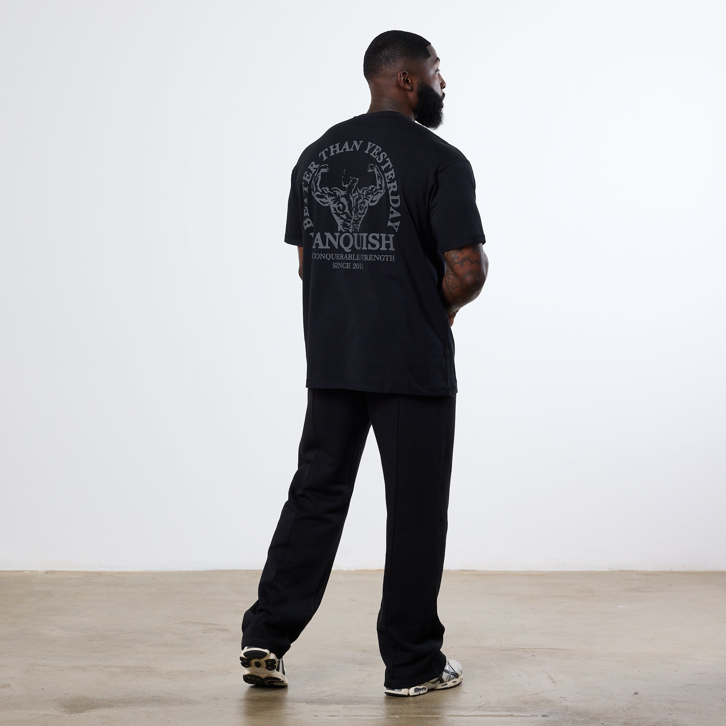 Vanquish – Schwarze Jogginghose „Unconquerable Strength“ mit geradem Bein