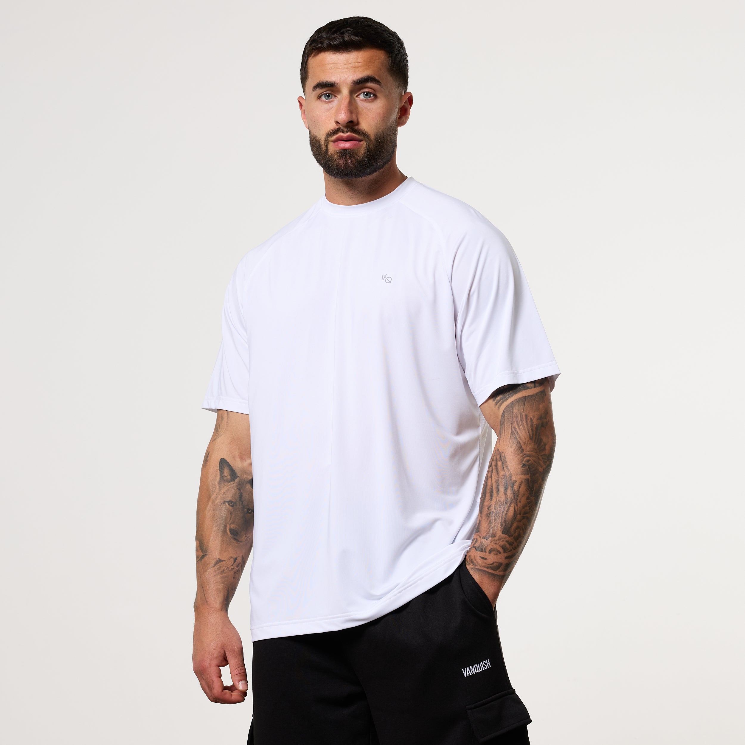 Vanquish – Essential – Übergroßes Performance-T-Shirt in Weiß