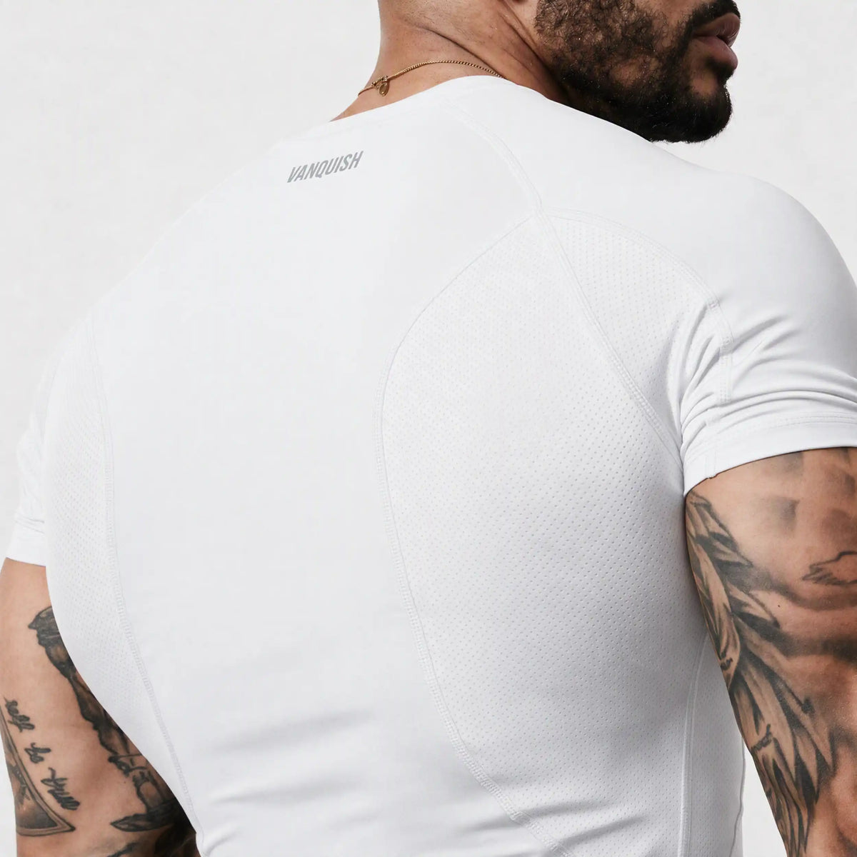 EVOLVE WHITE MUSCLE FIT PERFORMANCE T SHIRT