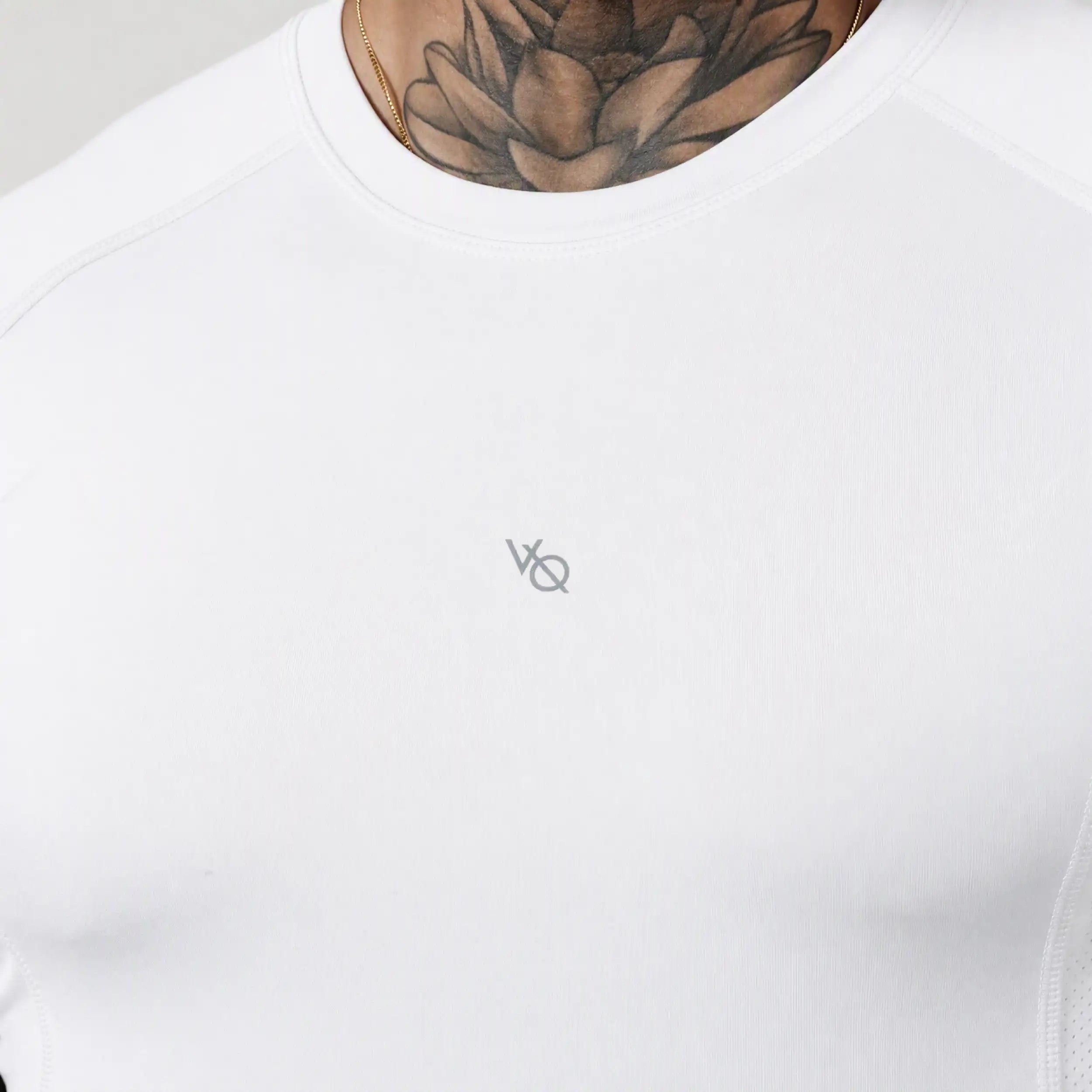 EVOLVE WHITE MUSCLE FIT PERFORMANCE T SHIRT
